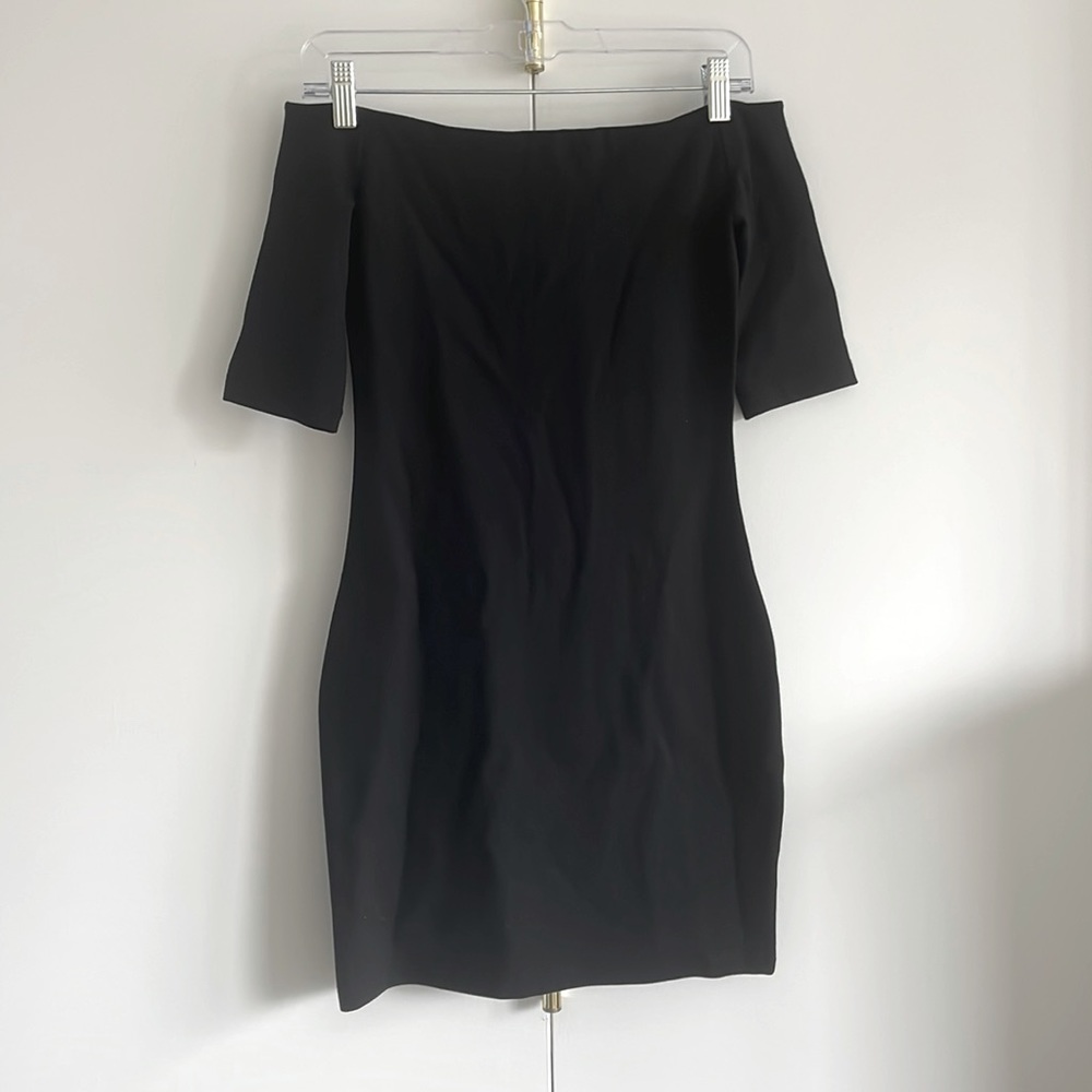Lulus short-sleeve off the shoulder dress black in size XS. Worn.